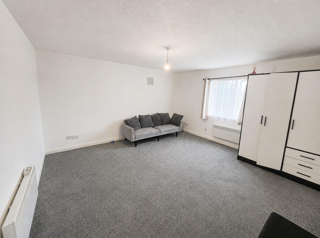 1 bed property in Lampton Road, Hounslow